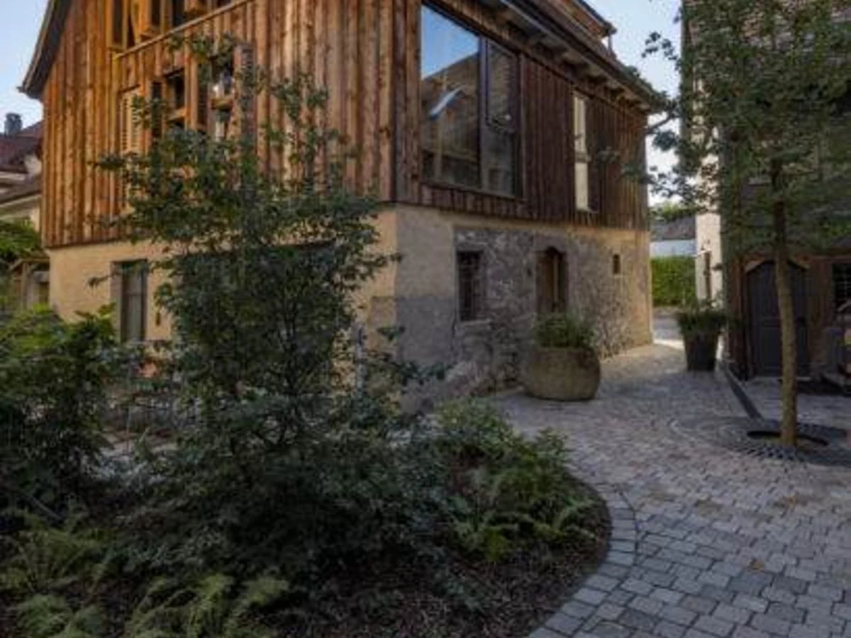 Innenhof mit Holzfassade