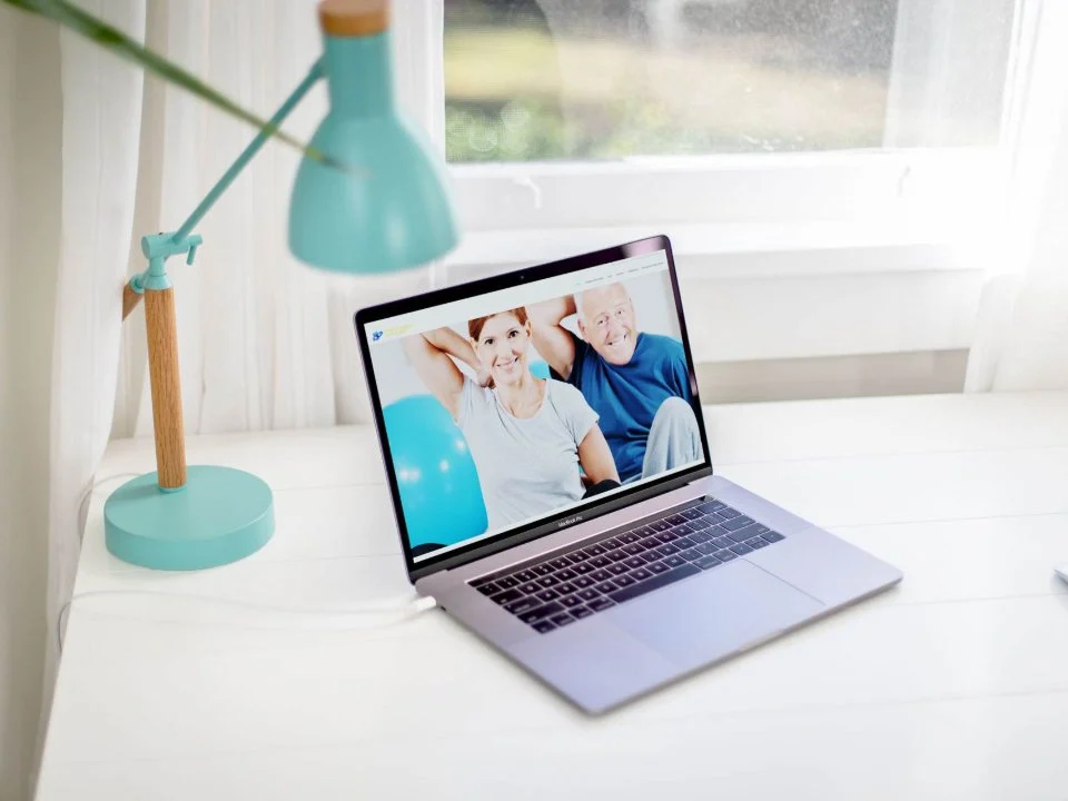 Website der Physiotherapie Iris Neubert auf einem Laptop